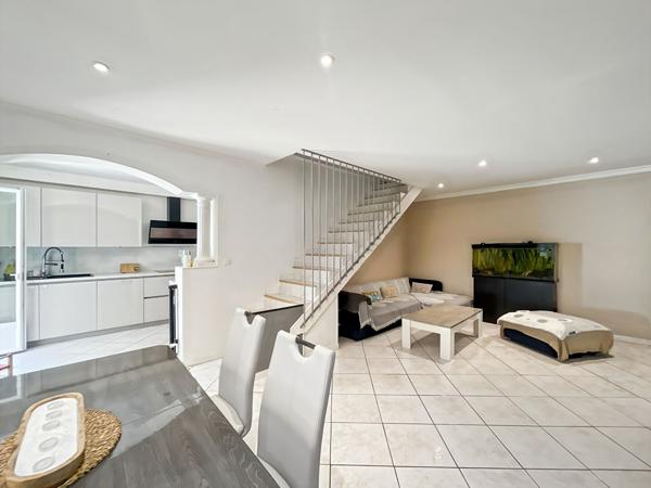 MAISON JUMELÉE DE TYPE 4/5 PIÈCES DANS DOMAINE SÉCURISÉ