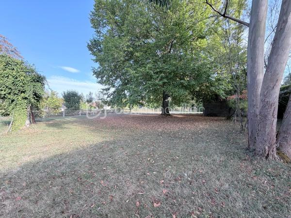 Exclusivité – Vente en nue-propriété

Offrez-vous une opportunité patrimoniale rare avec cette maison proposée en nue-propriété : vous devenez propriétaire dès aujourd’hui tout en laissant l’usufruit aux occupants actuels, et récupérez automatiquement la pleine propriété à terme, sans frais supplémentaires.

Située à quelques minutes de Château-Thierry, à environ 1 heure de Paris et 25 minutes de Montmirail, cette maison de 265 m² construite en 1972 bénéficie d’un environnement calme et verdoyant, tout en restant proche des commodités essentielles : commerces, services et école de la maternelle au primaire.

Implantée sur un terrain clos et arboré de 2768 m², sans vis-à-vis, elle offre un cadre de vie paisible avec une véritable sensation d’espace. Dès l’arrivée, le lieu séduit par son atmosphère reposante, idéale aussi bien pour une résidence familiale que pour une maison de campagne.

Au rez-de-chaussée, vous découvrirez une pièce de vie lumineuse d’environ 35 m² avec cheminée, une cuisine aménagée d’environ 15 m², deux chambres spacieuses, une salle d’eau ainsi que des WC indépendants.

À l’étage, quatre chambres supplémentaires permettent d’accueillir confortablement famille et invités, complétées par une salle de bain avec WC.

L'extérieur constitue un véritable atout avec une grande piscine de 12 x 6 mètres pouvant être chauffée, une cuisine d’été et plusieurs espaces aménagés pour se détendre ou partager des moments conviviaux.

Un sous-sol total complète l’ensemble avec un garage, une buanderie, un atelier ainsi que des espaces modulables pouvant être aménagés selon vos besoins (bureau, salle de jeux, stockage).

Cette maison offre de beaux volumes, un environnement privilégié et un fort potentiel, faisant d’elle une opportunité rare sur le secteur.

Pour plus d’informations ou pour organiser une visite, n’hésitez pas à me contacter.