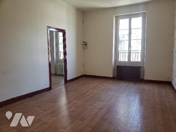 Ensemble Immobilier commercial + habitation au centre ville JOIGNY