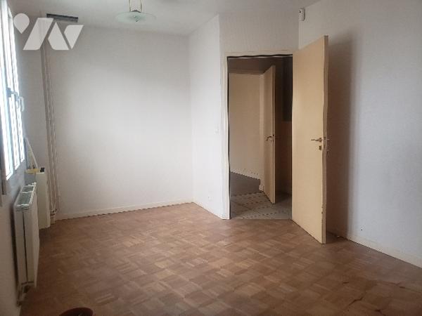 Ensemble Immobilier commercial + habitation au centre ville JOIGNY