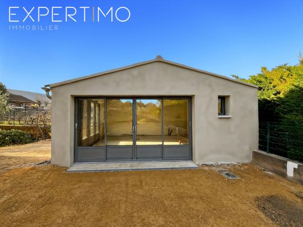 Bonnieux (84480) Maisonnette indépendante avec parking privé dans copropriété avec piscine.