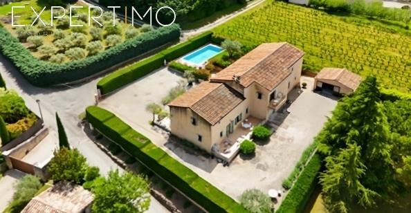 Bonnieux (84480) Maisonnette indépendante avec parking privé dans copropriété avec piscine.