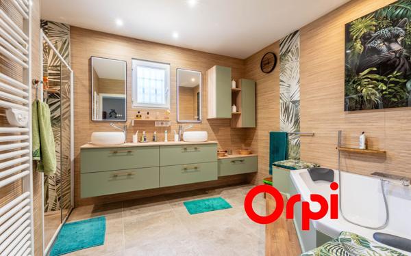 Maison à vendre    9 pièces • 297 m2 Saint-Genis-Laval