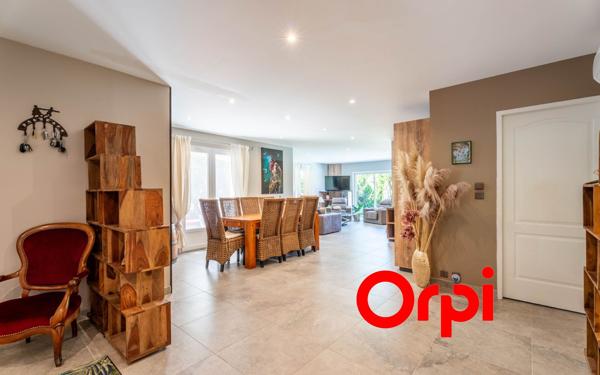 Maison à vendre    9 pièces • 297 m2 Saint-Genis-Laval