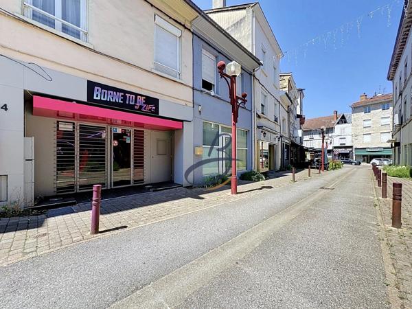 Location                                                      Local commercial
                        
                     3 pièces                      155 m2                     à Bourgoin-Jallieu