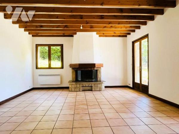 ST MARTIN DES CHAMPS - En campagne, dans un endroit paisible maison rénovée avec goût d'environ...
