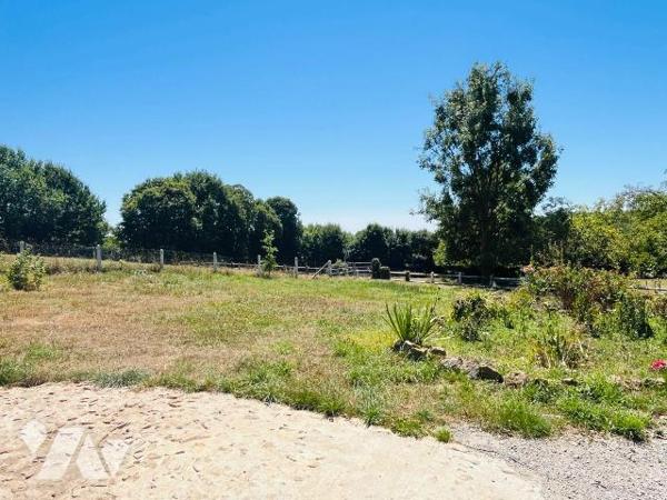 ST MARTIN DES CHAMPS - En campagne, dans un endroit paisible maison rénovée avec goût d'environ...