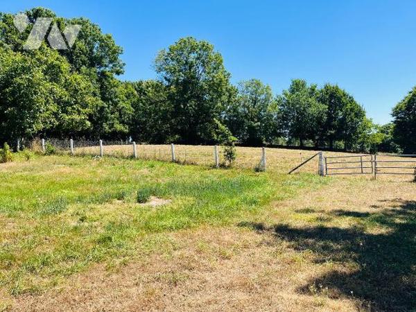 ST MARTIN DES CHAMPS - En campagne, dans un endroit paisible maison rénovée avec goût d'environ...