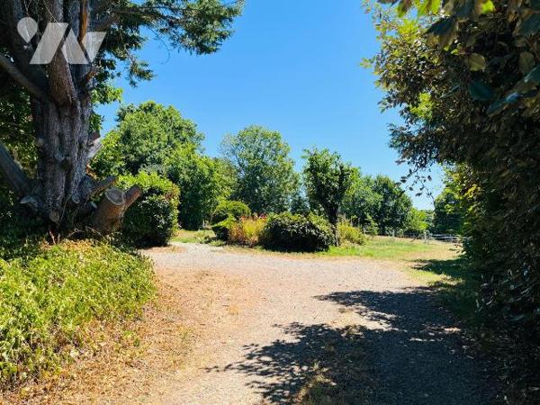 ST MARTIN DES CHAMPS - En campagne, dans un endroit paisible maison rénovée avec goût d'environ...