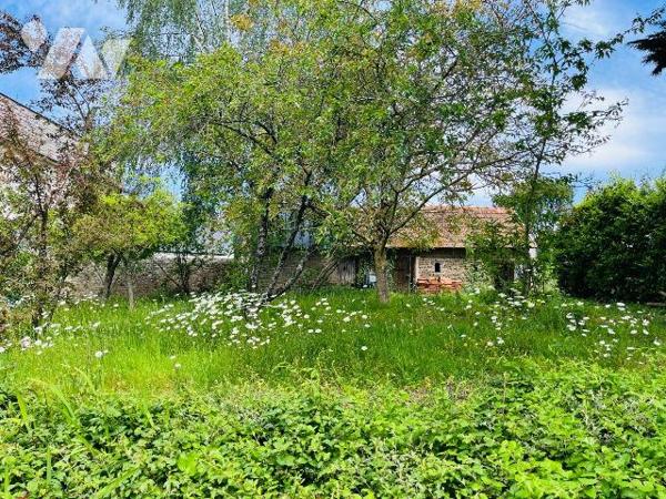 ST MARTIN DES CHAMPS - En campagne, dans un endroit paisible maison rénovée avec goût d'environ...