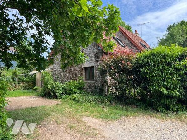 ST MARTIN DES CHAMPS - En campagne, dans un endroit paisible maison rénovée avec goût d'environ...