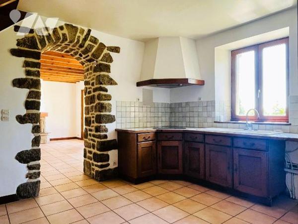 ST MARTIN DES CHAMPS - En campagne, dans un endroit paisible maison rénovée avec goût d'environ...