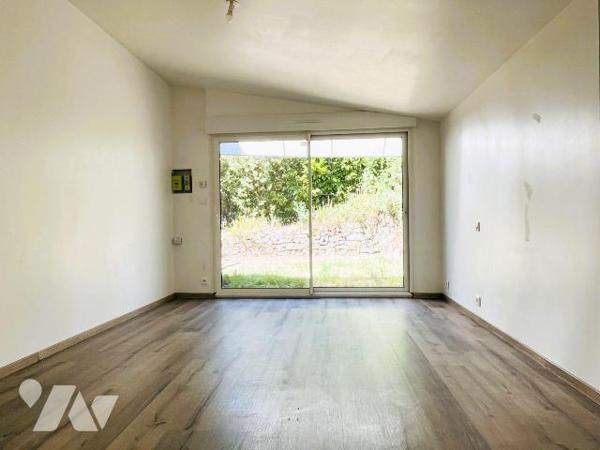 ST MARTIN DES CHAMPS - En campagne, dans un endroit paisible maison rénovée avec goût d'environ...
