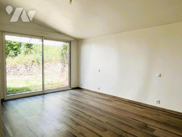 ST MARTIN DES CHAMPS - En campagne, dans un endroit paisible maison rénovée avec goût d'environ...