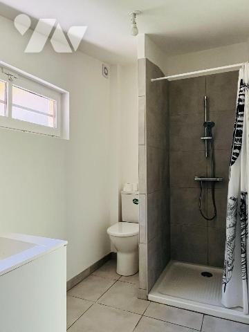 ST MARTIN DES CHAMPS - En campagne, dans un endroit paisible maison rénovée avec goût d'environ...