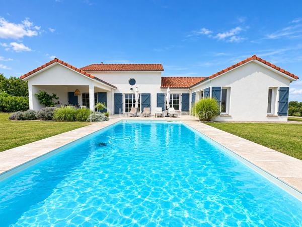À environ 15 minutes de Lescar, découvrez cette belle maison récente de plain-pied d’environ 146 m², implantée sur une parcelle de 2 900 m².

Cette propriété offre un mélange particulièrement réussi entre le charme et le cachet de l’ancien et le confort d’une maison récente. Parfaitement entretenue, elle bénéficie de prestations de qualité et d’une atmosphère chaleureuse.

Elle se compose d’une belle pièce de vie ouverte sur une cuisine, avec cheminée et insert, de 4 chambres dont une suite parentale, ainsi que de 2 salles d’eau avec douches à l’italienne.

Côté confort, vous profiterez notamment d’un chauffage gainable, d’un garage et d’une piscine au sel avec volet roulant.

À l’extérieur, le vaste terrain de 2 900 m² offre un cadre agréable et de beaux espaces pour profiter pleinement de la propriété. Un robot tondeuse est également inclus.

Une maison récente, pleine de charme et parfaitement entretenue, qui conjugue avec élégance caractère, confort et qualité de vie.

À découvrir sans tarder.