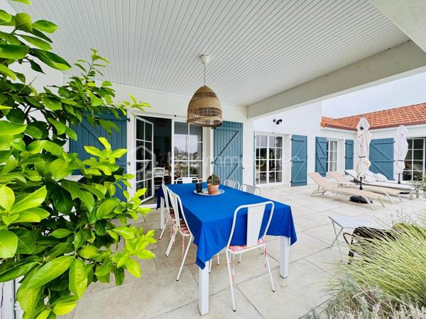 À environ 15 minutes de Lescar, découvrez cette belle maison récente de plain-pied d’environ 146 m², implantée sur une parcelle de 2 900 m².

Cette propriété offre un mélange particulièrement réussi entre le charme et le cachet de l’ancien et le confort d’une maison récente. Parfaitement entretenue, elle bénéficie de prestations de qualité et d’une atmosphère chaleureuse.

Elle se compose d’une belle pièce de vie ouverte sur une cuisine, avec cheminée et insert, de 4 chambres dont une suite parentale, ainsi que de 2 salles d’eau avec douches à l’italienne.

Côté confort, vous profiterez notamment d’un chauffage gainable, d’un garage et d’une piscine au sel avec volet roulant.

À l’extérieur, le vaste terrain de 2 900 m² offre un cadre agréable et de beaux espaces pour profiter pleinement de la propriété. Un robot tondeuse est également inclus.

Une maison récente, pleine de charme et parfaitement entretenue, qui conjugue avec élégance caractère, confort et qualité de vie.

À découvrir sans tarder.