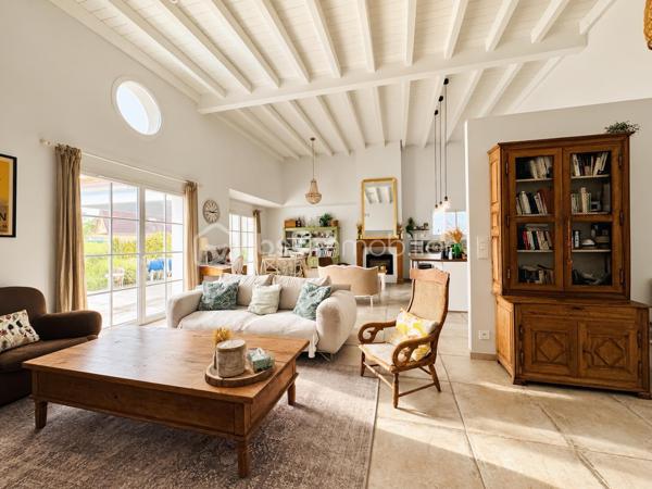 À environ 15 minutes de Lescar, découvrez cette belle maison récente de plain-pied d’environ 146 m², implantée sur une parcelle de 2 900 m².

Cette propriété offre un mélange particulièrement réussi entre le charme et le cachet de l’ancien et le confort d’une maison récente. Parfaitement entretenue, elle bénéficie de prestations de qualité et d’une atmosphère chaleureuse.

Elle se compose d’une belle pièce de vie ouverte sur une cuisine, avec cheminée et insert, de 4 chambres dont une suite parentale, ainsi que de 2 salles d’eau avec douches à l’italienne.

Côté confort, vous profiterez notamment d’un chauffage gainable, d’un garage et d’une piscine au sel avec volet roulant.

À l’extérieur, le vaste terrain de 2 900 m² offre un cadre agréable et de beaux espaces pour profiter pleinement de la propriété. Un robot tondeuse est également inclus.

Une maison récente, pleine de charme et parfaitement entretenue, qui conjugue avec élégance caractère, confort et qualité de vie.

À découvrir sans tarder.