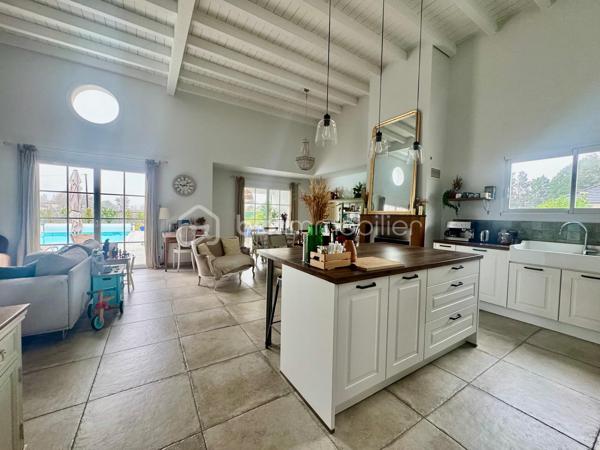 À environ 15 minutes de Lescar, découvrez cette belle maison récente de plain-pied d’environ 146 m², implantée sur une parcelle de 2 900 m².

Cette propriété offre un mélange particulièrement réussi entre le charme et le cachet de l’ancien et le confort d’une maison récente. Parfaitement entretenue, elle bénéficie de prestations de qualité et d’une atmosphère chaleureuse.

Elle se compose d’une belle pièce de vie ouverte sur une cuisine, avec cheminée et insert, de 4 chambres dont une suite parentale, ainsi que de 2 salles d’eau avec douches à l’italienne.

Côté confort, vous profiterez notamment d’un chauffage gainable, d’un garage et d’une piscine au sel avec volet roulant.

À l’extérieur, le vaste terrain de 2 900 m² offre un cadre agréable et de beaux espaces pour profiter pleinement de la propriété. Un robot tondeuse est également inclus.

Une maison récente, pleine de charme et parfaitement entretenue, qui conjugue avec élégance caractère, confort et qualité de vie.

À découvrir sans tarder.