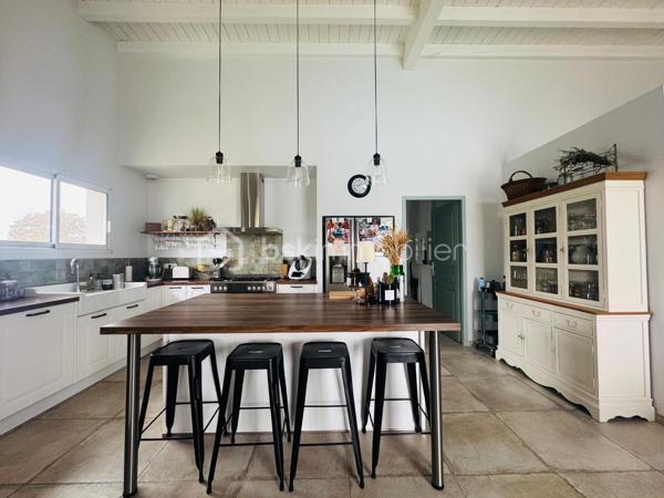 À environ 15 minutes de Lescar, découvrez cette belle maison récente de plain-pied d’environ 146 m², implantée sur une parcelle de 2 900 m².

Cette propriété offre un mélange particulièrement réussi entre le charme et le cachet de l’ancien et le confort d’une maison récente. Parfaitement entretenue, elle bénéficie de prestations de qualité et d’une atmosphère chaleureuse.

Elle se compose d’une belle pièce de vie ouverte sur une cuisine, avec cheminée et insert, de 4 chambres dont une suite parentale, ainsi que de 2 salles d’eau avec douches à l’italienne.

Côté confort, vous profiterez notamment d’un chauffage gainable, d’un garage et d’une piscine au sel avec volet roulant.

À l’extérieur, le vaste terrain de 2 900 m² offre un cadre agréable et de beaux espaces pour profiter pleinement de la propriété. Un robot tondeuse est également inclus.

Une maison récente, pleine de charme et parfaitement entretenue, qui conjugue avec élégance caractère, confort et qualité de vie.

À découvrir sans tarder.