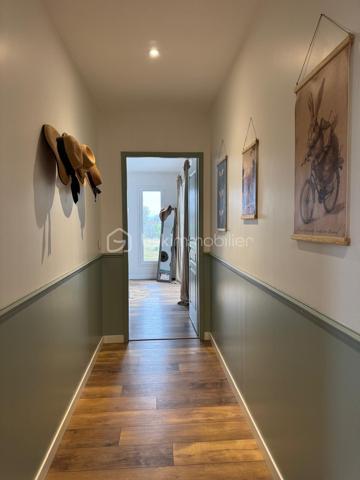 À environ 15 minutes de Lescar, découvrez cette belle maison récente de plain-pied d’environ 146 m², implantée sur une parcelle de 2 900 m².

Cette propriété offre un mélange particulièrement réussi entre le charme et le cachet de l’ancien et le confort d’une maison récente. Parfaitement entretenue, elle bénéficie de prestations de qualité et d’une atmosphère chaleureuse.

Elle se compose d’une belle pièce de vie ouverte sur une cuisine, avec cheminée et insert, de 4 chambres dont une suite parentale, ainsi que de 2 salles d’eau avec douches à l’italienne.

Côté confort, vous profiterez notamment d’un chauffage gainable, d’un garage et d’une piscine au sel avec volet roulant.

À l’extérieur, le vaste terrain de 2 900 m² offre un cadre agréable et de beaux espaces pour profiter pleinement de la propriété. Un robot tondeuse est également inclus.

Une maison récente, pleine de charme et parfaitement entretenue, qui conjugue avec élégance caractère, confort et qualité de vie.

À découvrir sans tarder.