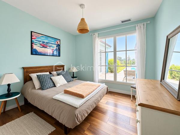 À environ 15 minutes de Lescar, découvrez cette belle maison récente de plain-pied d’environ 146 m², implantée sur une parcelle de 2 900 m².

Cette propriété offre un mélange particulièrement réussi entre le charme et le cachet de l’ancien et le confort d’une maison récente. Parfaitement entretenue, elle bénéficie de prestations de qualité et d’une atmosphère chaleureuse.

Elle se compose d’une belle pièce de vie ouverte sur une cuisine, avec cheminée et insert, de 4 chambres dont une suite parentale, ainsi que de 2 salles d’eau avec douches à l’italienne.

Côté confort, vous profiterez notamment d’un chauffage gainable, d’un garage et d’une piscine au sel avec volet roulant.

À l’extérieur, le vaste terrain de 2 900 m² offre un cadre agréable et de beaux espaces pour profiter pleinement de la propriété. Un robot tondeuse est également inclus.

Une maison récente, pleine de charme et parfaitement entretenue, qui conjugue avec élégance caractère, confort et qualité de vie.

À découvrir sans tarder.