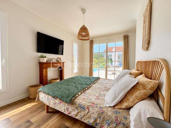 À environ 15 minutes de Lescar, découvrez cette belle maison récente de plain-pied d’environ 146 m², implantée sur une parcelle de 2 900 m².

Cette propriété offre un mélange particulièrement réussi entre le charme et le cachet de l’ancien et le confort d’une maison récente. Parfaitement entretenue, elle bénéficie de prestations de qualité et d’une atmosphère chaleureuse.

Elle se compose d’une belle pièce de vie ouverte sur une cuisine, avec cheminée et insert, de 4 chambres dont une suite parentale, ainsi que de 2 salles d’eau avec douches à l’italienne.

Côté confort, vous profiterez notamment d’un chauffage gainable, d’un garage et d’une piscine au sel avec volet roulant.

À l’extérieur, le vaste terrain de 2 900 m² offre un cadre agréable et de beaux espaces pour profiter pleinement de la propriété. Un robot tondeuse est également inclus.

Une maison récente, pleine de charme et parfaitement entretenue, qui conjugue avec élégance caractère, confort et qualité de vie.

À découvrir sans tarder.