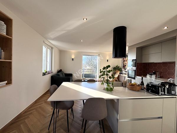 Sublime 3 pièces avec grande terrasse et dépendances dans un environnement dégagé et verdoyant