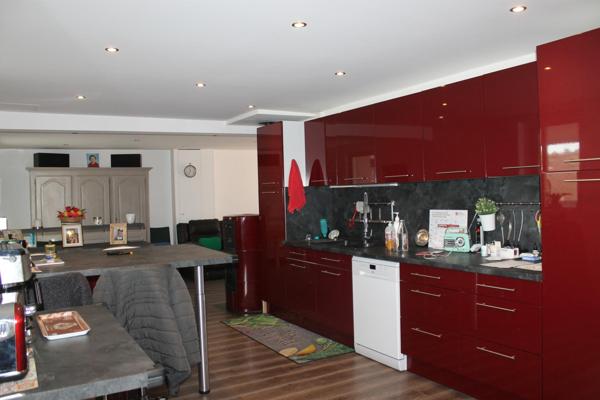 Belle maison entièrement rénovée de 153m2 avec garage double. Idéal famille nombreuse.