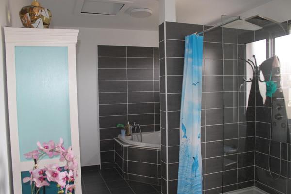 Belle maison entièrement rénovée de 153m2 avec garage double. Idéal famille nombreuse.