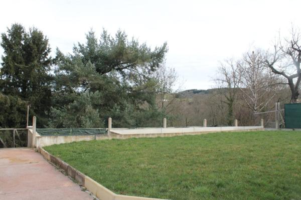 Belle maison entièrement rénovée de 153m2 avec garage double. Idéal famille nombreuse.