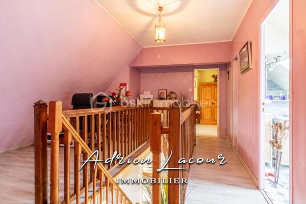 ROMORANTIN-LANTHENAY (41200) - JOLIE MAISON TRADITIONNELLE, au calme d'un quartier résidentiel, vous découvrirez au rez-de-chaussée une entrée, un salon/séjour avec cheminée et sa salle à manger, une cuisine aménagée indépendante, une chambre, une salle d'eau, un wc et une chaufferie/buanderie. A l'étage, un palier, deux chambres, une salle d'eau et un wc indépendant. L'ensemble sur un terrain paysagé de plus de 1500 m² avec un double garage de 35 m².
Chauffage au gaz, portail électrique, menuiseries PVC, volet roulant électrique…
A découvrir rapidement!

Pour visiter et vous accompagner dans votre projet n'hésitez pas à me contacter, ADRIEN LACOUR.
- ESTIMATION GRATUITE DE VOTRE BIEN -