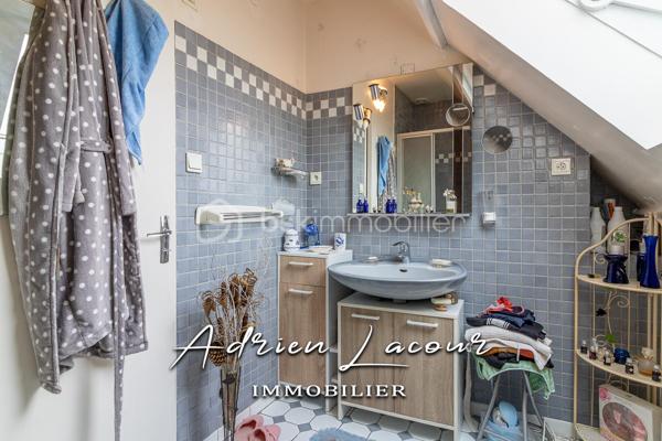 ROMORANTIN-LANTHENAY (41200) - JOLIE MAISON TRADITIONNELLE, au calme d'un quartier résidentiel, vous découvrirez au rez-de-chaussée une entrée, un salon/séjour avec cheminée et sa salle à manger, une cuisine aménagée indépendante, une chambre, une salle d'eau, un wc et une chaufferie/buanderie. A l'étage, un palier, deux chambres, une salle d'eau et un wc indépendant. L'ensemble sur un terrain paysagé de plus de 1500 m² avec un double garage de 35 m².
Chauffage au gaz, portail électrique, menuiseries PVC, volet roulant électrique…
A découvrir rapidement!

Pour visiter et vous accompagner dans votre projet n'hésitez pas à me contacter, ADRIEN LACOUR.
- ESTIMATION GRATUITE DE VOTRE BIEN -