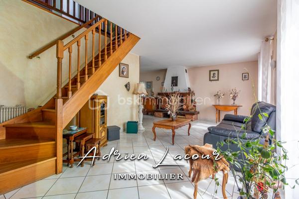 ROMORANTIN-LANTHENAY (41200) - JOLIE MAISON TRADITIONNELLE, au calme d'un quartier résidentiel, vous découvrirez au rez-de-chaussée une entrée, un salon/séjour avec cheminée et sa salle à manger, une cuisine aménagée indépendante, une chambre, une salle d'eau, un wc et une chaufferie/buanderie. A l'étage, un palier, deux chambres, une salle d'eau et un wc indépendant. L'ensemble sur un terrain paysagé de plus de 1500 m² avec un double garage de 35 m².
Chauffage au gaz, portail électrique, menuiseries PVC, volet roulant électrique…
A découvrir rapidement!

Pour visiter et vous accompagner dans votre projet n'hésitez pas à me contacter, ADRIEN LACOUR.
- ESTIMATION GRATUITE DE VOTRE BIEN -