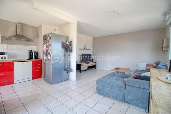 Appartement 64 m² – 2 chambres – Balcon – Échirolles centre

Situé au cœur d’Échirolles, découvrez cet appartement de 64 m² au 1er étage, idéalement placé à proximité immédiate des commerces, services et transports en commun.

Il se compose d’une entrée, d’un salon avec accès au balcon exposé Est, d’une cuisine, de deux chambres, d’une salle de bain et d’un WC indépendant.

Aucun gros travaux n’est à prévoir, vous permettant de profiter rapidement du logement ou de réaliser un investissement locatif sans rénovation importante.

Son emplacement, avec une ligne de bus à proximité immédiate, permet de rejoindre facilement les différents secteurs d’Échirolles et de l’agglomération grenobloise.

Un appartement fonctionnel, lumineux et bien situé, idéal pour un premier achat, une résidence principale ou un investissement locatif.

Contactez-moi pour plus d’informations ou pour organiser une visite.
