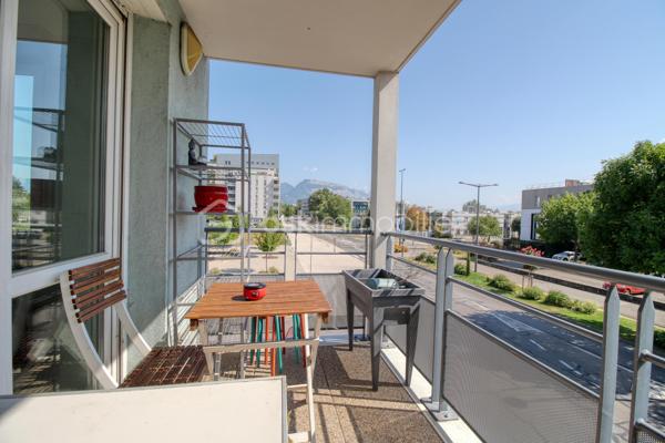 Appartement 64 m² – 2 chambres – Balcon – Échirolles centre

Situé au cœur d’Échirolles, découvrez cet appartement de 64 m² au 1er étage, idéalement placé à proximité immédiate des commerces, services et transports en commun.

Il se compose d’une entrée, d’un salon avec accès au balcon exposé Est, d’une cuisine, de deux chambres, d’une salle de bain et d’un WC indépendant.

Aucun gros travaux n’est à prévoir, vous permettant de profiter rapidement du logement ou de réaliser un investissement locatif sans rénovation importante.

Son emplacement, avec une ligne de bus à proximité immédiate, permet de rejoindre facilement les différents secteurs d’Échirolles et de l’agglomération grenobloise.

Un appartement fonctionnel, lumineux et bien situé, idéal pour un premier achat, une résidence principale ou un investissement locatif.

Contactez-moi pour plus d’informations ou pour organiser une visite.