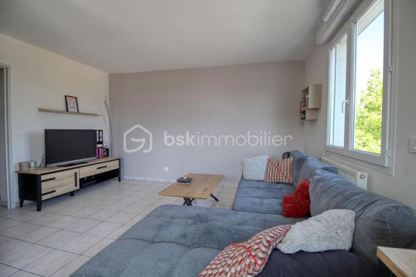 Appartement 64 m² – 2 chambres – Balcon – Échirolles centre

Situé au cœur d’Échirolles, découvrez cet appartement de 64 m² au 1er étage, idéalement placé à proximité immédiate des commerces, services et transports en commun.

Il se compose d’une entrée, d’un salon avec accès au balcon exposé Est, d’une cuisine, de deux chambres, d’une salle de bain et d’un WC indépendant.

Aucun gros travaux n’est à prévoir, vous permettant de profiter rapidement du logement ou de réaliser un investissement locatif sans rénovation importante.

Son emplacement, avec une ligne de bus à proximité immédiate, permet de rejoindre facilement les différents secteurs d’Échirolles et de l’agglomération grenobloise.

Un appartement fonctionnel, lumineux et bien situé, idéal pour un premier achat, une résidence principale ou un investissement locatif.

Contactez-moi pour plus d’informations ou pour organiser une visite.