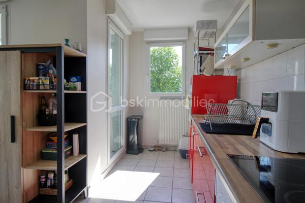 Appartement 64 m² – 2 chambres – Balcon – Échirolles centre

Situé au cœur d’Échirolles, découvrez cet appartement de 64 m² au 1er étage, idéalement placé à proximité immédiate des commerces, services et transports en commun.

Il se compose d’une entrée, d’un salon avec accès au balcon exposé Est, d’une cuisine, de deux chambres, d’une salle de bain et d’un WC indépendant.

Aucun gros travaux n’est à prévoir, vous permettant de profiter rapidement du logement ou de réaliser un investissement locatif sans rénovation importante.

Son emplacement, avec une ligne de bus à proximité immédiate, permet de rejoindre facilement les différents secteurs d’Échirolles et de l’agglomération grenobloise.

Un appartement fonctionnel, lumineux et bien situé, idéal pour un premier achat, une résidence principale ou un investissement locatif.

Contactez-moi pour plus d’informations ou pour organiser une visite.