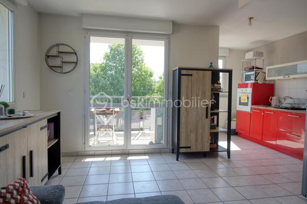 Appartement 64 m² – 2 chambres – Balcon – Échirolles centre

Situé au cœur d’Échirolles, découvrez cet appartement de 64 m² au 1er étage, idéalement placé à proximité immédiate des commerces, services et transports en commun.

Il se compose d’une entrée, d’un salon avec accès au balcon exposé Est, d’une cuisine, de deux chambres, d’une salle de bain et d’un WC indépendant.

Aucun gros travaux n’est à prévoir, vous permettant de profiter rapidement du logement ou de réaliser un investissement locatif sans rénovation importante.

Son emplacement, avec une ligne de bus à proximité immédiate, permet de rejoindre facilement les différents secteurs d’Échirolles et de l’agglomération grenobloise.

Un appartement fonctionnel, lumineux et bien situé, idéal pour un premier achat, une résidence principale ou un investissement locatif.

Contactez-moi pour plus d’informations ou pour organiser une visite.