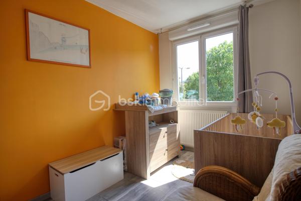 Appartement 64 m² – 2 chambres – Balcon – Échirolles centre

Situé au cœur d’Échirolles, découvrez cet appartement de 64 m² au 1er étage, idéalement placé à proximité immédiate des commerces, services et transports en commun.

Il se compose d’une entrée, d’un salon avec accès au balcon exposé Est, d’une cuisine, de deux chambres, d’une salle de bain et d’un WC indépendant.

Aucun gros travaux n’est à prévoir, vous permettant de profiter rapidement du logement ou de réaliser un investissement locatif sans rénovation importante.

Son emplacement, avec une ligne de bus à proximité immédiate, permet de rejoindre facilement les différents secteurs d’Échirolles et de l’agglomération grenobloise.

Un appartement fonctionnel, lumineux et bien situé, idéal pour un premier achat, une résidence principale ou un investissement locatif.

Contactez-moi pour plus d’informations ou pour organiser une visite.