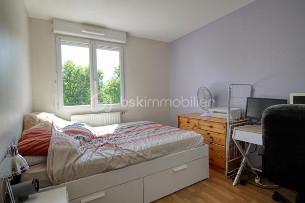 Appartement 64 m² – 2 chambres – Balcon – Échirolles centre

Situé au cœur d’Échirolles, découvrez cet appartement de 64 m² au 1er étage, idéalement placé à proximité immédiate des commerces, services et transports en commun.

Il se compose d’une entrée, d’un salon avec accès au balcon exposé Est, d’une cuisine, de deux chambres, d’une salle de bain et d’un WC indépendant.

Aucun gros travaux n’est à prévoir, vous permettant de profiter rapidement du logement ou de réaliser un investissement locatif sans rénovation importante.

Son emplacement, avec une ligne de bus à proximité immédiate, permet de rejoindre facilement les différents secteurs d’Échirolles et de l’agglomération grenobloise.

Un appartement fonctionnel, lumineux et bien situé, idéal pour un premier achat, une résidence principale ou un investissement locatif.

Contactez-moi pour plus d’informations ou pour organiser une visite.