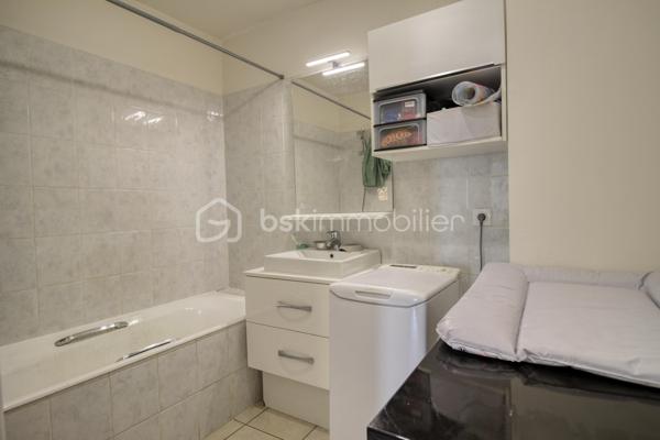 Appartement 64 m² – 2 chambres – Balcon – Échirolles centre

Situé au cœur d’Échirolles, découvrez cet appartement de 64 m² au 1er étage, idéalement placé à proximité immédiate des commerces, services et transports en commun.

Il se compose d’une entrée, d’un salon avec accès au balcon exposé Est, d’une cuisine, de deux chambres, d’une salle de bain et d’un WC indépendant.

Aucun gros travaux n’est à prévoir, vous permettant de profiter rapidement du logement ou de réaliser un investissement locatif sans rénovation importante.

Son emplacement, avec une ligne de bus à proximité immédiate, permet de rejoindre facilement les différents secteurs d’Échirolles et de l’agglomération grenobloise.

Un appartement fonctionnel, lumineux et bien situé, idéal pour un premier achat, une résidence principale ou un investissement locatif.

Contactez-moi pour plus d’informations ou pour organiser une visite.
