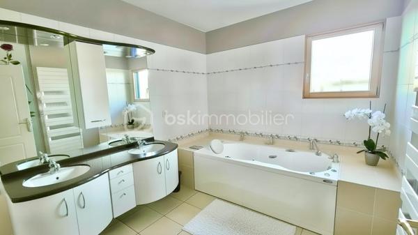 BSK immobilier, Marie-Thérèse VALLADON a le plaisir de vous présenter en Exclusivité cette Très Belle Maison d'Architecte à 3 km de PLÉNEUF-VAL-ANDRÉ, dans un environnement privilégié, cette propriété offre un cadre de vie exceptionnel.
 
À seulement quelques centaines de mètres de la plage, dans un secteur du littoral préservé où toute nouvelle construction est désormais interdite, cette propriété de haut standing, très calme, est accessible par allée privée. 
Équipée PMR, elle développe 223 m2 habitables - DPE A* - sur une parcelle paysagée entièrement close de 989 m2. Avec son doux jardin et la Vue sur la Mer, la pierre naturelle, le parquet Merbau chêne massif, la pergola, la véranda bio-climatique et les nombreuses pièces lumineuses à grands volumes, la propriété est un havre de paix.

Dès l’entrée, le hall accueillant mène vers les pièces de réceptions. 
Un vaste espace de 60 m2 composé du séjour-salon et d'une cuisine américaine de style s'ouvre, au Sud sur une pergola et à l'Ouest sur une véranda bio-climatique, par de grandes baies donnant sur le jardin.
La suite parentale spacieuse offre le confort d'une grande chambre de 17 m2 et d'une salle de bains équipée baignoire Balnéo et douche.
À ce niveau se trouve également un toilette avec lave-mains, une arrière-cuisine, un cellier-buanderie, un double garage motorisé, ainsi que des espaces supplémentaires de rangement.

À l'étage, la maison déploie son caractère unique. 
Une salle de détente d'environ 40 m2 en mezzanine, bénéficie d'une haute luminosité et d'une vue magnifique sur la mer. 
Deux chambres dont une avec dressing, une salle d'eau avec wc, et un atelier d'artiste transformable en suite parentale, salle de sport ou autres, selon les besoins des futurs propriétaires.

À l'extérieur, les aménagements paysagers ont été soigneusement réalisés tout en préservant l'intimité des lieux, pour profiter pleinement d'un jardin aux tons frais et fleuris qui invite au bord de mer.

Cette propriété sécurisée, aux options technologiques avancées, demande très peu d'entretien. 
À proximité des principaux axes de circulations, de Lamballe-Armor et de sa gare TGV reliant Paris en 2 h 15 environ, elle se trouve idéale pour une clientèle souhaitant le télétravail, une résidence secondaire, ou encore l'installation paisible pour une retraite des plus agréables au cœur d'un environnement privilégié, à proximité de toutes commodités, où l'horizon offre une palette de bleus incomparables.

À 5 mn du PORT DAHOUËT, aux pieds des petites criques de la Bretagne et du sentier GR34, non loin des plages de sable fin, de l'un des plus beaux parcours de Golf de France et des commerces accessibles rapidement, ce cadre de vie d'exception allie esprit contemporain et poésie du paysage marin Breton.

Un lieu où tout a été pensé de la lumière à l'espace, pour l'appréciation de la mer vu de chez soi.  Une maison rare, prête à accueillir une nouvelle histoire, dans l'un des secteurs les plus prisés des Côtes d’Armor.

Commune limitophe de Pléneuf-Val-André, taxe foncière: 1310€

*DPE A en attente de validation suite à l'installation de la pompe à chaleur.


Pour visiter cette belle maison prenez dès à présent votre rendez-vous. 
Marie-Thérèse VALLADON - Tel : 07 49 72 89 43 - 22800 Quintin 
Disponible du lundi au samedi de 9 h à 12 h et de 13 h 30 à 19 h.


--