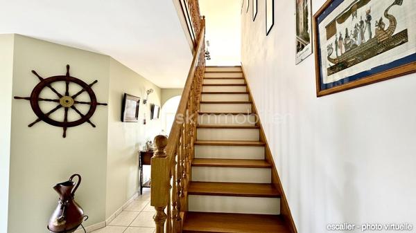 BSK immobilier, Marie-Thérèse VALLADON a le plaisir de vous présenter en Exclusivité cette Très Belle Maison d'Architecte à 3 km de PLÉNEUF-VAL-ANDRÉ, dans un environnement privilégié, cette propriété offre un cadre de vie exceptionnel.
 
À seulement quelques centaines de mètres de la plage, dans un secteur du littoral préservé où toute nouvelle construction est désormais interdite, cette propriété de haut standing, très calme, est accessible par allée privée. 
Équipée PMR, elle développe 223 m2 habitables - DPE A* - sur une parcelle paysagée entièrement close de 989 m2. Avec son doux jardin et la Vue sur la Mer, la pierre naturelle, le parquet Merbau chêne massif, la pergola, la véranda bio-climatique et les nombreuses pièces lumineuses à grands volumes, la propriété est un havre de paix.

Dès l’entrée, le hall accueillant mène vers les pièces de réceptions. 
Un vaste espace de 60 m2 composé du séjour-salon et d'une cuisine américaine de style s'ouvre, au Sud sur une pergola et à l'Ouest sur une véranda bio-climatique, par de grandes baies donnant sur le jardin.
La suite parentale spacieuse offre le confort d'une grande chambre de 17 m2 et d'une salle de bains équipée baignoire Balnéo et douche.
À ce niveau se trouve également un toilette avec lave-mains, une arrière-cuisine, un cellier-buanderie, un double garage motorisé, ainsi que des espaces supplémentaires de rangement.

À l'étage, la maison déploie son caractère unique. 
Une salle de détente d'environ 40 m2 en mezzanine, bénéficie d'une haute luminosité et d'une vue magnifique sur la mer. 
Deux chambres dont une avec dressing, une salle d'eau avec wc, et un atelier d'artiste transformable en suite parentale, salle de sport ou autres, selon les besoins des futurs propriétaires.

À l'extérieur, les aménagements paysagers ont été soigneusement réalisés tout en préservant l'intimité des lieux, pour profiter pleinement d'un jardin aux tons frais et fleuris qui invite au bord de mer.

Cette propriété sécurisée, aux options technologiques avancées, demande très peu d'entretien. 
À proximité des principaux axes de circulations, de Lamballe-Armor et de sa gare TGV reliant Paris en 2 h 15 environ, elle se trouve idéale pour une clientèle souhaitant le télétravail, une résidence secondaire, ou encore l'installation paisible pour une retraite des plus agréables au cœur d'un environnement privilégié, à proximité de toutes commodités, où l'horizon offre une palette de bleus incomparables.

À 5 mn du PORT DAHOUËT, aux pieds des petites criques de la Bretagne et du sentier GR34, non loin des plages de sable fin, de l'un des plus beaux parcours de Golf de France et des commerces accessibles rapidement, ce cadre de vie d'exception allie esprit contemporain et poésie du paysage marin Breton.

Un lieu où tout a été pensé de la lumière à l'espace, pour l'appréciation de la mer vu de chez soi.  Une maison rare, prête à accueillir une nouvelle histoire, dans l'un des secteurs les plus prisés des Côtes d’Armor.

Commune limitophe de Pléneuf-Val-André, taxe foncière: 1310€

*DPE A en attente de validation suite à l'installation de la pompe à chaleur.


Pour visiter cette belle maison prenez dès à présent votre rendez-vous. 
Marie-Thérèse VALLADON - Tel : 07 49 72 89 43 - 22800 Quintin 
Disponible du lundi au samedi de 9 h à 12 h et de 13 h 30 à 19 h.


--