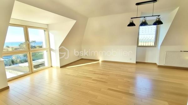 BSK immobilier, Marie-Thérèse VALLADON a le plaisir de vous présenter en Exclusivité cette Très Belle Maison d'Architecte à 3 km de PLÉNEUF-VAL-ANDRÉ, dans un environnement privilégié, cette propriété offre un cadre de vie exceptionnel.
 
À seulement quelques centaines de mètres de la plage, dans un secteur du littoral préservé où toute nouvelle construction est désormais interdite, cette propriété de haut standing, très calme, est accessible par allée privée. 
Équipée PMR, elle développe 223 m2 habitables - DPE A* - sur une parcelle paysagée entièrement close de 989 m2. Avec son doux jardin et la Vue sur la Mer, la pierre naturelle, le parquet Merbau chêne massif, la pergola, la véranda bio-climatique et les nombreuses pièces lumineuses à grands volumes, la propriété est un havre de paix.

Dès l’entrée, le hall accueillant mène vers les pièces de réceptions. 
Un vaste espace de 60 m2 composé du séjour-salon et d'une cuisine américaine de style s'ouvre, au Sud sur une pergola et à l'Ouest sur une véranda bio-climatique, par de grandes baies donnant sur le jardin.
La suite parentale spacieuse offre le confort d'une grande chambre de 17 m2 et d'une salle de bains équipée baignoire Balnéo et douche.
À ce niveau se trouve également un toilette avec lave-mains, une arrière-cuisine, un cellier-buanderie, un double garage motorisé, ainsi que des espaces supplémentaires de rangement.

À l'étage, la maison déploie son caractère unique. 
Une salle de détente d'environ 40 m2 en mezzanine, bénéficie d'une haute luminosité et d'une vue magnifique sur la mer. 
Deux chambres dont une avec dressing, une salle d'eau avec wc, et un atelier d'artiste transformable en suite parentale, salle de sport ou autres, selon les besoins des futurs propriétaires.

À l'extérieur, les aménagements paysagers ont été soigneusement réalisés tout en préservant l'intimité des lieux, pour profiter pleinement d'un jardin aux tons frais et fleuris qui invite au bord de mer.

Cette propriété sécurisée, aux options technologiques avancées, demande très peu d'entretien. 
À proximité des principaux axes de circulations, de Lamballe-Armor et de sa gare TGV reliant Paris en 2 h 15 environ, elle se trouve idéale pour une clientèle souhaitant le télétravail, une résidence secondaire, ou encore l'installation paisible pour une retraite des plus agréables au cœur d'un environnement privilégié, à proximité de toutes commodités, où l'horizon offre une palette de bleus incomparables.

À 5 mn du PORT DAHOUËT, aux pieds des petites criques de la Bretagne et du sentier GR34, non loin des plages de sable fin, de l'un des plus beaux parcours de Golf de France et des commerces accessibles rapidement, ce cadre de vie d'exception allie esprit contemporain et poésie du paysage marin Breton.

Un lieu où tout a été pensé de la lumière à l'espace, pour l'appréciation de la mer vu de chez soi.  Une maison rare, prête à accueillir une nouvelle histoire, dans l'un des secteurs les plus prisés des Côtes d’Armor.

Commune limitophe de Pléneuf-Val-André, taxe foncière: 1310€

*DPE A en attente de validation suite à l'installation de la pompe à chaleur.


Pour visiter cette belle maison prenez dès à présent votre rendez-vous. 
Marie-Thérèse VALLADON - Tel : 07 49 72 89 43 - 22800 Quintin 
Disponible du lundi au samedi de 9 h à 12 h et de 13 h 30 à 19 h.


--