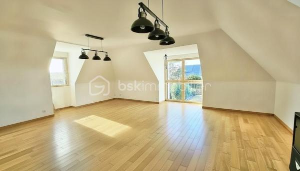 BSK immobilier, Marie-Thérèse VALLADON a le plaisir de vous présenter en Exclusivité cette Très Belle Maison d'Architecte à 3 km de PLÉNEUF-VAL-ANDRÉ, dans un environnement privilégié, cette propriété offre un cadre de vie exceptionnel.
 
À seulement quelques centaines de mètres de la plage, dans un secteur du littoral préservé où toute nouvelle construction est désormais interdite, cette propriété de haut standing, très calme, est accessible par allée privée. 
Équipée PMR, elle développe 223 m2 habitables - DPE A* - sur une parcelle paysagée entièrement close de 989 m2. Avec son doux jardin et la Vue sur la Mer, la pierre naturelle, le parquet Merbau chêne massif, la pergola, la véranda bio-climatique et les nombreuses pièces lumineuses à grands volumes, la propriété est un havre de paix.

Dès l’entrée, le hall accueillant mène vers les pièces de réceptions. 
Un vaste espace de 60 m2 composé du séjour-salon et d'une cuisine américaine de style s'ouvre, au Sud sur une pergola et à l'Ouest sur une véranda bio-climatique, par de grandes baies donnant sur le jardin.
La suite parentale spacieuse offre le confort d'une grande chambre de 17 m2 et d'une salle de bains équipée baignoire Balnéo et douche.
À ce niveau se trouve également un toilette avec lave-mains, une arrière-cuisine, un cellier-buanderie, un double garage motorisé, ainsi que des espaces supplémentaires de rangement.

À l'étage, la maison déploie son caractère unique. 
Une salle de détente d'environ 40 m2 en mezzanine, bénéficie d'une haute luminosité et d'une vue magnifique sur la mer. 
Deux chambres dont une avec dressing, une salle d'eau avec wc, et un atelier d'artiste transformable en suite parentale, salle de sport ou autres, selon les besoins des futurs propriétaires.

À l'extérieur, les aménagements paysagers ont été soigneusement réalisés tout en préservant l'intimité des lieux, pour profiter pleinement d'un jardin aux tons frais et fleuris qui invite au bord de mer.

Cette propriété sécurisée, aux options technologiques avancées, demande très peu d'entretien. 
À proximité des principaux axes de circulations, de Lamballe-Armor et de sa gare TGV reliant Paris en 2 h 15 environ, elle se trouve idéale pour une clientèle souhaitant le télétravail, une résidence secondaire, ou encore l'installation paisible pour une retraite des plus agréables au cœur d'un environnement privilégié, à proximité de toutes commodités, où l'horizon offre une palette de bleus incomparables.

À 5 mn du PORT DAHOUËT, aux pieds des petites criques de la Bretagne et du sentier GR34, non loin des plages de sable fin, de l'un des plus beaux parcours de Golf de France et des commerces accessibles rapidement, ce cadre de vie d'exception allie esprit contemporain et poésie du paysage marin Breton.

Un lieu où tout a été pensé de la lumière à l'espace, pour l'appréciation de la mer vu de chez soi.  Une maison rare, prête à accueillir une nouvelle histoire, dans l'un des secteurs les plus prisés des Côtes d’Armor.

Commune limitophe de Pléneuf-Val-André, taxe foncière: 1310€

*DPE A en attente de validation suite à l'installation de la pompe à chaleur.


Pour visiter cette belle maison prenez dès à présent votre rendez-vous. 
Marie-Thérèse VALLADON - Tel : 07 49 72 89 43 - 22800 Quintin 
Disponible du lundi au samedi de 9 h à 12 h et de 13 h 30 à 19 h.


--