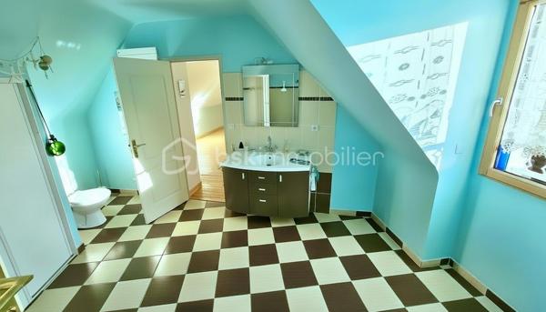 BSK immobilier, Marie-Thérèse VALLADON a le plaisir de vous présenter en Exclusivité cette Très Belle Maison d'Architecte à 3 km de PLÉNEUF-VAL-ANDRÉ, dans un environnement privilégié, cette propriété offre un cadre de vie exceptionnel.
 
À seulement quelques centaines de mètres de la plage, dans un secteur du littoral préservé où toute nouvelle construction est désormais interdite, cette propriété de haut standing, très calme, est accessible par allée privée. 
Équipée PMR, elle développe 223 m2 habitables - DPE A* - sur une parcelle paysagée entièrement close de 989 m2. Avec son doux jardin et la Vue sur la Mer, la pierre naturelle, le parquet Merbau chêne massif, la pergola, la véranda bio-climatique et les nombreuses pièces lumineuses à grands volumes, la propriété est un havre de paix.

Dès l’entrée, le hall accueillant mène vers les pièces de réceptions. 
Un vaste espace de 60 m2 composé du séjour-salon et d'une cuisine américaine de style s'ouvre, au Sud sur une pergola et à l'Ouest sur une véranda bio-climatique, par de grandes baies donnant sur le jardin.
La suite parentale spacieuse offre le confort d'une grande chambre de 17 m2 et d'une salle de bains équipée baignoire Balnéo et douche.
À ce niveau se trouve également un toilette avec lave-mains, une arrière-cuisine, un cellier-buanderie, un double garage motorisé, ainsi que des espaces supplémentaires de rangement.

À l'étage, la maison déploie son caractère unique. 
Une salle de détente d'environ 40 m2 en mezzanine, bénéficie d'une haute luminosité et d'une vue magnifique sur la mer. 
Deux chambres dont une avec dressing, une salle d'eau avec wc, et un atelier d'artiste transformable en suite parentale, salle de sport ou autres, selon les besoins des futurs propriétaires.

À l'extérieur, les aménagements paysagers ont été soigneusement réalisés tout en préservant l'intimité des lieux, pour profiter pleinement d'un jardin aux tons frais et fleuris qui invite au bord de mer.

Cette propriété sécurisée, aux options technologiques avancées, demande très peu d'entretien. 
À proximité des principaux axes de circulations, de Lamballe-Armor et de sa gare TGV reliant Paris en 2 h 15 environ, elle se trouve idéale pour une clientèle souhaitant le télétravail, une résidence secondaire, ou encore l'installation paisible pour une retraite des plus agréables au cœur d'un environnement privilégié, à proximité de toutes commodités, où l'horizon offre une palette de bleus incomparables.

À 5 mn du PORT DAHOUËT, aux pieds des petites criques de la Bretagne et du sentier GR34, non loin des plages de sable fin, de l'un des plus beaux parcours de Golf de France et des commerces accessibles rapidement, ce cadre de vie d'exception allie esprit contemporain et poésie du paysage marin Breton.

Un lieu où tout a été pensé de la lumière à l'espace, pour l'appréciation de la mer vu de chez soi.  Une maison rare, prête à accueillir une nouvelle histoire, dans l'un des secteurs les plus prisés des Côtes d’Armor.

Commune limitophe de Pléneuf-Val-André, taxe foncière: 1310€

*DPE A en attente de validation suite à l'installation de la pompe à chaleur.


Pour visiter cette belle maison prenez dès à présent votre rendez-vous. 
Marie-Thérèse VALLADON - Tel : 07 49 72 89 43 - 22800 Quintin 
Disponible du lundi au samedi de 9 h à 12 h et de 13 h 30 à 19 h.


--