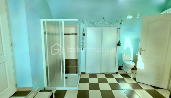 BSK immobilier, Marie-Thérèse VALLADON a le plaisir de vous présenter en Exclusivité cette Très Belle Maison d'Architecte à 3 km de PLÉNEUF-VAL-ANDRÉ, dans un environnement privilégié, cette propriété offre un cadre de vie exceptionnel.
 
À seulement quelques centaines de mètres de la plage, dans un secteur du littoral préservé où toute nouvelle construction est désormais interdite, cette propriété de haut standing, très calme, est accessible par allée privée. 
Équipée PMR, elle développe 223 m2 habitables - DPE A* - sur une parcelle paysagée entièrement close de 989 m2. Avec son doux jardin et la Vue sur la Mer, la pierre naturelle, le parquet Merbau chêne massif, la pergola, la véranda bio-climatique et les nombreuses pièces lumineuses à grands volumes, la propriété est un havre de paix.

Dès l’entrée, le hall accueillant mène vers les pièces de réceptions. 
Un vaste espace de 60 m2 composé du séjour-salon et d'une cuisine américaine de style s'ouvre, au Sud sur une pergola et à l'Ouest sur une véranda bio-climatique, par de grandes baies donnant sur le jardin.
La suite parentale spacieuse offre le confort d'une grande chambre de 17 m2 et d'une salle de bains équipée baignoire Balnéo et douche.
À ce niveau se trouve également un toilette avec lave-mains, une arrière-cuisine, un cellier-buanderie, un double garage motorisé, ainsi que des espaces supplémentaires de rangement.

À l'étage, la maison déploie son caractère unique. 
Une salle de détente d'environ 40 m2 en mezzanine, bénéficie d'une haute luminosité et d'une vue magnifique sur la mer. 
Deux chambres dont une avec dressing, une salle d'eau avec wc, et un atelier d'artiste transformable en suite parentale, salle de sport ou autres, selon les besoins des futurs propriétaires.

À l'extérieur, les aménagements paysagers ont été soigneusement réalisés tout en préservant l'intimité des lieux, pour profiter pleinement d'un jardin aux tons frais et fleuris qui invite au bord de mer.

Cette propriété sécurisée, aux options technologiques avancées, demande très peu d'entretien. 
À proximité des principaux axes de circulations, de Lamballe-Armor et de sa gare TGV reliant Paris en 2 h 15 environ, elle se trouve idéale pour une clientèle souhaitant le télétravail, une résidence secondaire, ou encore l'installation paisible pour une retraite des plus agréables au cœur d'un environnement privilégié, à proximité de toutes commodités, où l'horizon offre une palette de bleus incomparables.

À 5 mn du PORT DAHOUËT, aux pieds des petites criques de la Bretagne et du sentier GR34, non loin des plages de sable fin, de l'un des plus beaux parcours de Golf de France et des commerces accessibles rapidement, ce cadre de vie d'exception allie esprit contemporain et poésie du paysage marin Breton.

Un lieu où tout a été pensé de la lumière à l'espace, pour l'appréciation de la mer vu de chez soi.  Une maison rare, prête à accueillir une nouvelle histoire, dans l'un des secteurs les plus prisés des Côtes d’Armor.

Commune limitophe de Pléneuf-Val-André, taxe foncière: 1310€

*DPE A en attente de validation suite à l'installation de la pompe à chaleur.


Pour visiter cette belle maison prenez dès à présent votre rendez-vous. 
Marie-Thérèse VALLADON - Tel : 07 49 72 89 43 - 22800 Quintin 
Disponible du lundi au samedi de 9 h à 12 h et de 13 h 30 à 19 h.


--