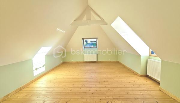 BSK immobilier, Marie-Thérèse VALLADON a le plaisir de vous présenter en Exclusivité cette Très Belle Maison d'Architecte à 3 km de PLÉNEUF-VAL-ANDRÉ, dans un environnement privilégié, cette propriété offre un cadre de vie exceptionnel.
 
À seulement quelques centaines de mètres de la plage, dans un secteur du littoral préservé où toute nouvelle construction est désormais interdite, cette propriété de haut standing, très calme, est accessible par allée privée. 
Équipée PMR, elle développe 223 m2 habitables - DPE A* - sur une parcelle paysagée entièrement close de 989 m2. Avec son doux jardin et la Vue sur la Mer, la pierre naturelle, le parquet Merbau chêne massif, la pergola, la véranda bio-climatique et les nombreuses pièces lumineuses à grands volumes, la propriété est un havre de paix.

Dès l’entrée, le hall accueillant mène vers les pièces de réceptions. 
Un vaste espace de 60 m2 composé du séjour-salon et d'une cuisine américaine de style s'ouvre, au Sud sur une pergola et à l'Ouest sur une véranda bio-climatique, par de grandes baies donnant sur le jardin.
La suite parentale spacieuse offre le confort d'une grande chambre de 17 m2 et d'une salle de bains équipée baignoire Balnéo et douche.
À ce niveau se trouve également un toilette avec lave-mains, une arrière-cuisine, un cellier-buanderie, un double garage motorisé, ainsi que des espaces supplémentaires de rangement.

À l'étage, la maison déploie son caractère unique. 
Une salle de détente d'environ 40 m2 en mezzanine, bénéficie d'une haute luminosité et d'une vue magnifique sur la mer. 
Deux chambres dont une avec dressing, une salle d'eau avec wc, et un atelier d'artiste transformable en suite parentale, salle de sport ou autres, selon les besoins des futurs propriétaires.

À l'extérieur, les aménagements paysagers ont été soigneusement réalisés tout en préservant l'intimité des lieux, pour profiter pleinement d'un jardin aux tons frais et fleuris qui invite au bord de mer.

Cette propriété sécurisée, aux options technologiques avancées, demande très peu d'entretien. 
À proximité des principaux axes de circulations, de Lamballe-Armor et de sa gare TGV reliant Paris en 2 h 15 environ, elle se trouve idéale pour une clientèle souhaitant le télétravail, une résidence secondaire, ou encore l'installation paisible pour une retraite des plus agréables au cœur d'un environnement privilégié, à proximité de toutes commodités, où l'horizon offre une palette de bleus incomparables.

À 5 mn du PORT DAHOUËT, aux pieds des petites criques de la Bretagne et du sentier GR34, non loin des plages de sable fin, de l'un des plus beaux parcours de Golf de France et des commerces accessibles rapidement, ce cadre de vie d'exception allie esprit contemporain et poésie du paysage marin Breton.

Un lieu où tout a été pensé de la lumière à l'espace, pour l'appréciation de la mer vu de chez soi.  Une maison rare, prête à accueillir une nouvelle histoire, dans l'un des secteurs les plus prisés des Côtes d’Armor.

Commune limitophe de Pléneuf-Val-André, taxe foncière: 1310€

*DPE A en attente de validation suite à l'installation de la pompe à chaleur.


Pour visiter cette belle maison prenez dès à présent votre rendez-vous. 
Marie-Thérèse VALLADON - Tel : 07 49 72 89 43 - 22800 Quintin 
Disponible du lundi au samedi de 9 h à 12 h et de 13 h 30 à 19 h.


--