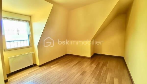 BSK immobilier, Marie-Thérèse VALLADON a le plaisir de vous présenter en Exclusivité cette Très Belle Maison d'Architecte à 3 km de PLÉNEUF-VAL-ANDRÉ, dans un environnement privilégié, cette propriété offre un cadre de vie exceptionnel.
 
À seulement quelques centaines de mètres de la plage, dans un secteur du littoral préservé où toute nouvelle construction est désormais interdite, cette propriété de haut standing, très calme, est accessible par allée privée. 
Équipée PMR, elle développe 223 m2 habitables - DPE A* - sur une parcelle paysagée entièrement close de 989 m2. Avec son doux jardin et la Vue sur la Mer, la pierre naturelle, le parquet Merbau chêne massif, la pergola, la véranda bio-climatique et les nombreuses pièces lumineuses à grands volumes, la propriété est un havre de paix.

Dès l’entrée, le hall accueillant mène vers les pièces de réceptions. 
Un vaste espace de 60 m2 composé du séjour-salon et d'une cuisine américaine de style s'ouvre, au Sud sur une pergola et à l'Ouest sur une véranda bio-climatique, par de grandes baies donnant sur le jardin.
La suite parentale spacieuse offre le confort d'une grande chambre de 17 m2 et d'une salle de bains équipée baignoire Balnéo et douche.
À ce niveau se trouve également un toilette avec lave-mains, une arrière-cuisine, un cellier-buanderie, un double garage motorisé, ainsi que des espaces supplémentaires de rangement.

À l'étage, la maison déploie son caractère unique. 
Une salle de détente d'environ 40 m2 en mezzanine, bénéficie d'une haute luminosité et d'une vue magnifique sur la mer. 
Deux chambres dont une avec dressing, une salle d'eau avec wc, et un atelier d'artiste transformable en suite parentale, salle de sport ou autres, selon les besoins des futurs propriétaires.

À l'extérieur, les aménagements paysagers ont été soigneusement réalisés tout en préservant l'intimité des lieux, pour profiter pleinement d'un jardin aux tons frais et fleuris qui invite au bord de mer.

Cette propriété sécurisée, aux options technologiques avancées, demande très peu d'entretien. 
À proximité des principaux axes de circulations, de Lamballe-Armor et de sa gare TGV reliant Paris en 2 h 15 environ, elle se trouve idéale pour une clientèle souhaitant le télétravail, une résidence secondaire, ou encore l'installation paisible pour une retraite des plus agréables au cœur d'un environnement privilégié, à proximité de toutes commodités, où l'horizon offre une palette de bleus incomparables.

À 5 mn du PORT DAHOUËT, aux pieds des petites criques de la Bretagne et du sentier GR34, non loin des plages de sable fin, de l'un des plus beaux parcours de Golf de France et des commerces accessibles rapidement, ce cadre de vie d'exception allie esprit contemporain et poésie du paysage marin Breton.

Un lieu où tout a été pensé de la lumière à l'espace, pour l'appréciation de la mer vu de chez soi.  Une maison rare, prête à accueillir une nouvelle histoire, dans l'un des secteurs les plus prisés des Côtes d’Armor.

Commune limitophe de Pléneuf-Val-André, taxe foncière: 1310€

*DPE A en attente de validation suite à l'installation de la pompe à chaleur.


Pour visiter cette belle maison prenez dès à présent votre rendez-vous. 
Marie-Thérèse VALLADON - Tel : 07 49 72 89 43 - 22800 Quintin 
Disponible du lundi au samedi de 9 h à 12 h et de 13 h 30 à 19 h.


--